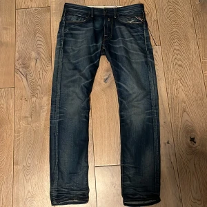 Replay jeans mörkblå - Mörkblå stilrena jeans från Replay. Storlek W31/L32. Modellen heter Jeto och passformen är regular fit. Jeansen har även små och stilrena slitningar som syns på bilderna. Skick 9/10 väldigt sparsamt använda.