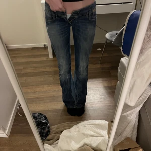 Lågmidjade Diesel jeans - Säljer dessa jätte lågmidjade diesel jeans då de tyvärr inte passar mig, står att det är size 26 men känns mindre, MIDJEMÅTT : 36 cm rakt över, INNERBENSLÄNGD : 80 cm, sitter perfekt i längd på mig som är 170cm🩷OBS (se på bild 3 att det är tillsydd bootcut med annan jeans färg) 🤗