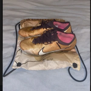 Nike mecurial vapor 15 Elite - Säljer ett par Nike mercurial vapor 15 Vm skor från 2022. De är använda men är ändå i mycket bra skick, endast färg som gått bort på andra bilden dem är inte trasiga! De är FG dobbar och är storlek 45. Skriv privat för frågor osv 🙌 även öppen för BYTEN!