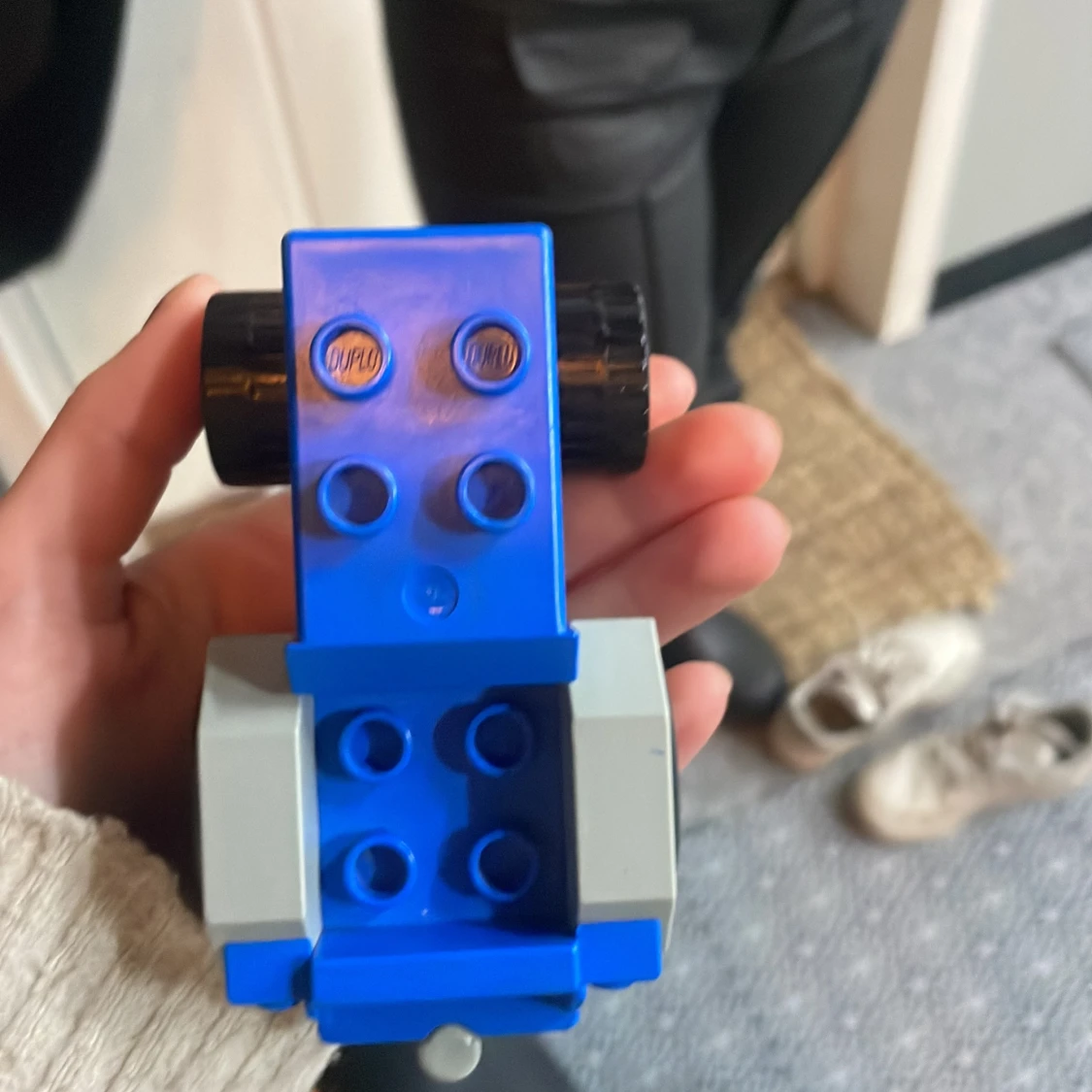 Blå och grå leksakstraktor - 1