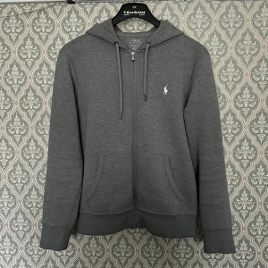 Ralph lauren hoodie - Sjukt snygg ralph lauren hoodie i nyskick, om du har några frågor är det bara att skriva🙌🏻🙌🏻