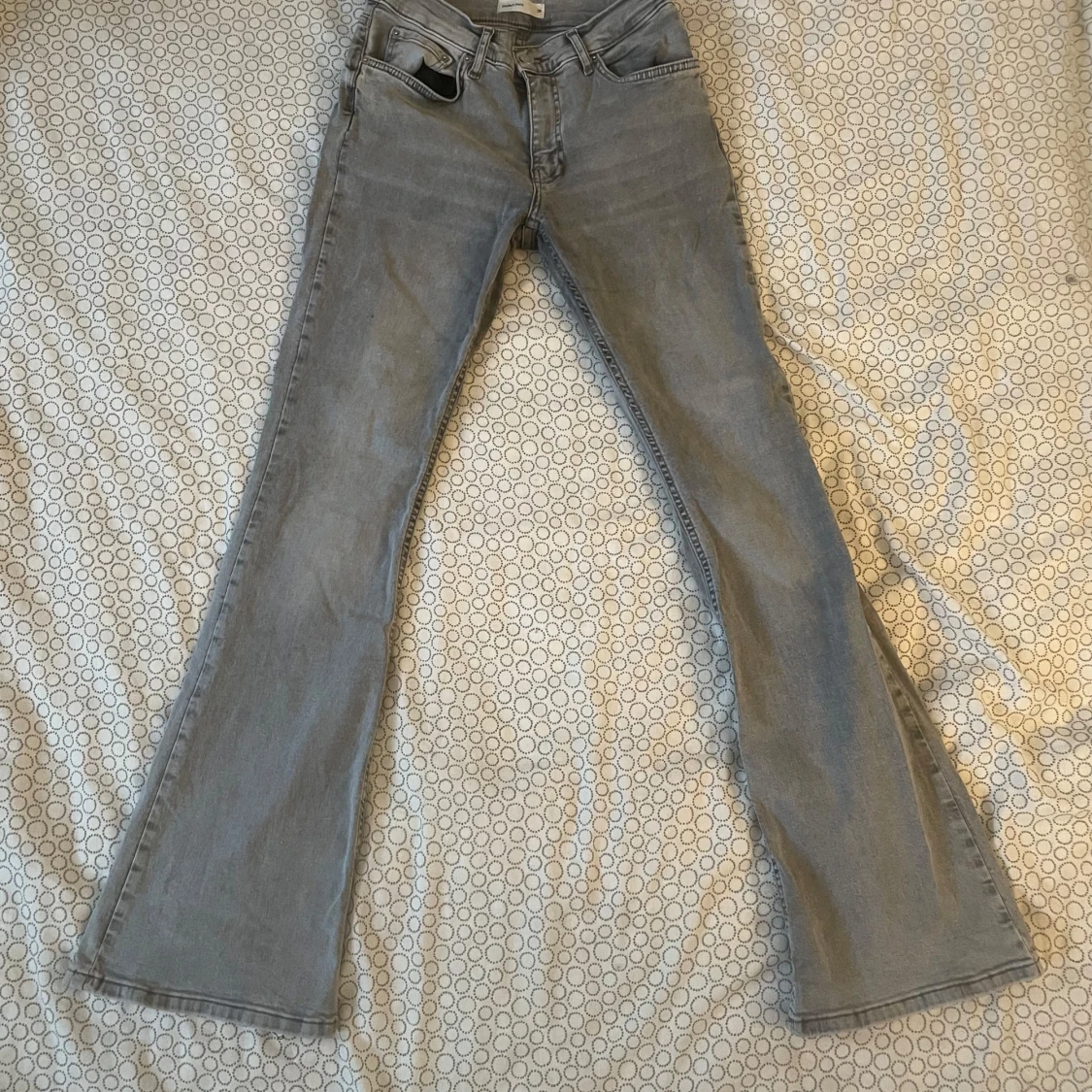 Grå bootcut jeans från Gina Tricot