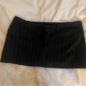 Minikjol - Helt ny med prislapp! Den har inbyggda shorts (se bild 4).💞