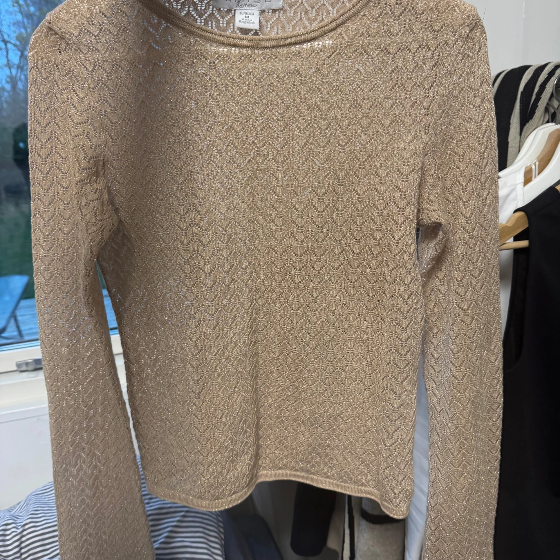 Beige stickad tröja från Amisu