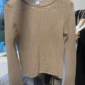 Beige stickad tröja från Amisu - Säljer en superfin beige stickad tröja från Amisu. Den har ett snyggt mönster och är perfekt för både vardag och fest. Tröjan är långärmad och har en bekväm passform. Perfekt för höst och vår!