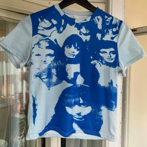 Y2k babytee med tryck - Såå fin tshirt nästan oanvänd. Ser ut som ny🩷