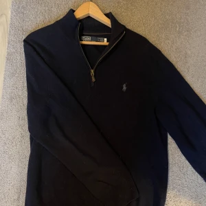 Ralph Lauren Zip - Nu säljer jag min marin blåa Ralph Lauren i perfekt skick. Tröjan är i merinoull och i storlek M, jag säljer tröjan pågrund av att den var för stor. Det är en perfekt tröja till hösten🍁🍁