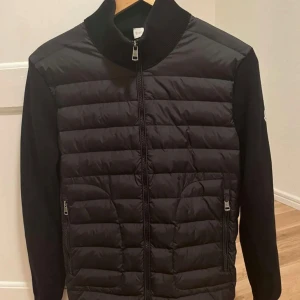 Moncler Cardigan - Helt ny cardigan Storlek Small. Knappt använd, säljer vidare pga att den är lite för stor för mig. Kom gärna med bud och frågor!