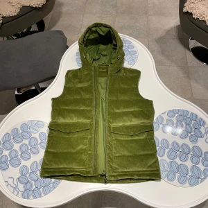 Grön manchester dunväst från Stenströms - Säljer denna stenströms väst storlek M då det blev ett felköp. Den är i helt ny skick 10/10 då den aldrig har varit andvänd. Lapparna togs av när den köptes så bara västen tillkommer. 