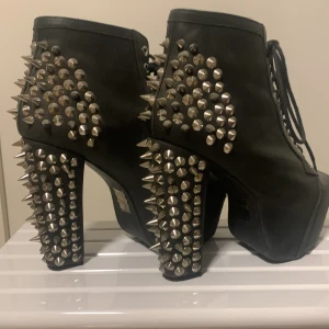 Svarta boots med nitar  - Svarta Jeffrey campbells i storlek 37 som inte kommer till användning längre, priset kan diskuteras🤍