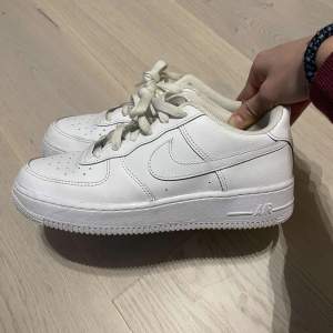 Säljer nu min flickväns knappt använda Nike Air Force 1. Använt endast ett fåtal gånger, mest använda inne. Inga skador och de är helt vita och fina. Boxen har jag tyvärr inte kvar.  Hör av dig om du har med funderingar 😀