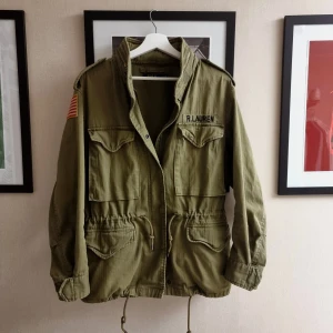 Ralph Lauren field jacka - Intressekoll på min sjukt feta ralph lauren field jacka i strl. S, perfekt för höst/vår eller me en go tröja under till vintern! Modellen är 183 och väger ca 68. Perfekt skick,  inga skavanker el. liknande! Vid frågor eller fler bilder är det bara att skriva //Kba_Closet 