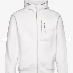 Sail racing hoodie - Säljer nu min sail racing hoodie då jag knappt använder den, inga defekter överhuvudtaget och ser ut som ny! Köpt för drygt 1000kr men säljer nu för enbart 250kr! Passar för både män och kvinnor! 