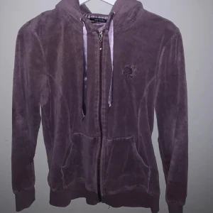 Supergullig kofta - Supergullig lila kofta/hoodie som passar perfekt nu till det kallare vädret! Mycket mysig att ha på sig som lounge topp hemma, men även superfin att ha till skolan eller ut på stan🩷