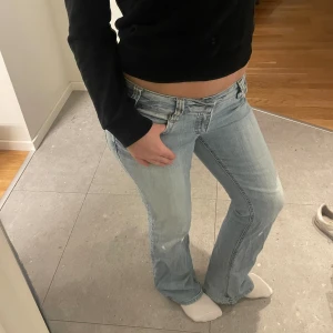 Lågmidjade bootcutjeans - Säljer dessa lågmidjade snygga ljusblå bootcutjeans som dessvärre har blekta fläckar på knäna vilket syns på bilderna. De har  svinsnygg passform. Skriv om ni har frågor💞🙌