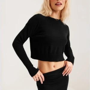 Svart croppad tröja från ONLY - Säljer en snygg svart croppad tröja från ONLY. Den är perfekt för både vardag och fest med sin stilrena design. Tröjan är långärmad och har en normal passform som sitter skönt på kroppen. Ett måste i garderoben! Nypris 299kr, helt oanvänd med prislapp🫶🏽