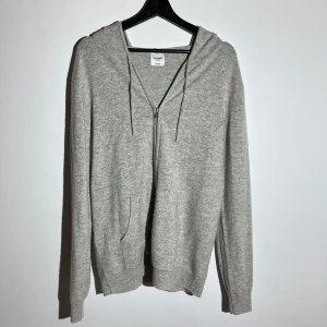 John Henric Cashmere Zip - John Henric Cashmere Zip  Skick: 9/10, litet hål i nacken men inge stort alls Storlek: L