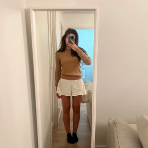 Beige stickad tröja - Säljer en superfin beige stickad tröja med kabelstickat mönster. Den är perfekt för höst och vår, med långa ärmar och en tight passform som sitter snyggt. Tröjan är i mycket bra skick och passar perfekt till både jeans och kjol. Perfekt för en mysig dag ute eller hemma! 🍂