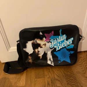 Justin Bieber datorväska  -  Justin Bieber datorväska🕺🕺trycket är lite slitet som syns på andra bilden, men inget som märks av alls. Skriv vid fler bilder eller frågor 😊😊😊