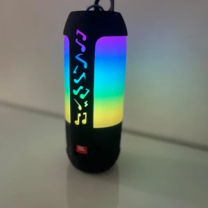 JBL HÖGTALARE PULSE 3 - Kort om produkten Med trådlösa och portabla högtalaren JBL Pulse 3 kan du spela musik i otrolig kvalitet var du vill. Anslut via Bluetooth, kör igång musiken. Du kan till och med programmera en egen ljusshow med LED. Nypeis 2200kr