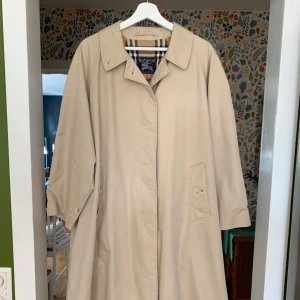 Trench coat Burberry - Trench från Burberry Vintage trenchcoat från Burberry I mycket fint skick, se bild för fläck på ryggen, märks ej vid användning   Fint fall och storlek L/XL men sitter snyggt oversized på mig som har M  Nypris ca 25-30 000