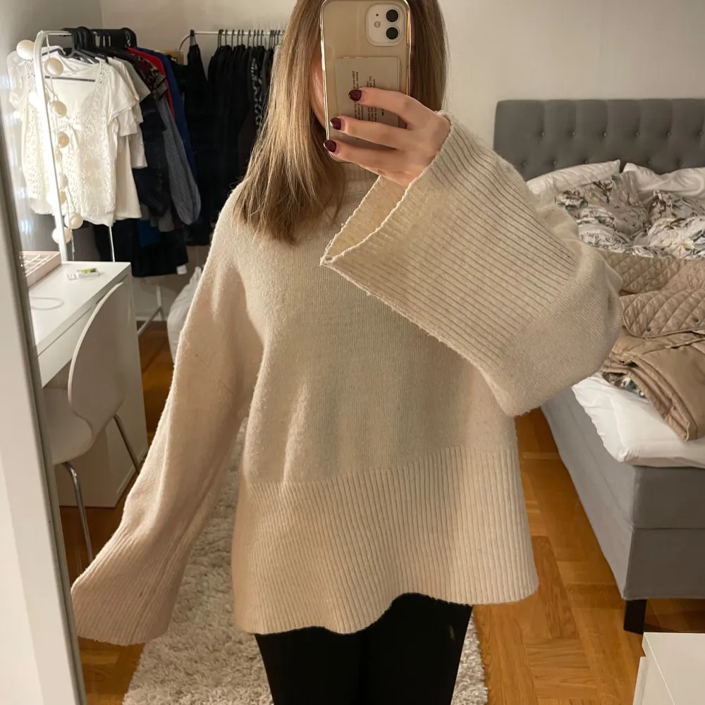 Mysig beige stickad tröja med långa ärmar och en lös passform. Perfekt för kyliga dagar när du vill vara både bekväm och stilren. Den har en enkel design som gör den lätt att matcha med olika outfits.💕💕. Tröjor & Koftor.