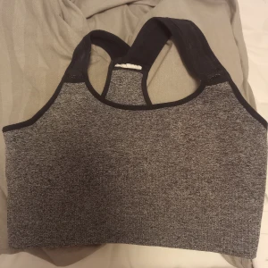 Tränings topp  - Säljer en topp från aim'n, lappen är avklippt och märket har tvättats bort tyvärr, den är i mycket bra skick, storleken är S, säljer den för 50kr + frakt! 