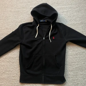 Ralph Lauren zip hoodie  - Ralph Lauren zip hoodie, bra skick inga defekter, nypris ca 2000:- kr, byte öppet 