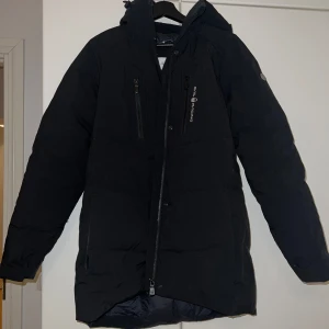Winter jacket - Yhden talven käytetty laadukas talvitakki. Ei mitään näkyviä kuluma jälkiä🤗