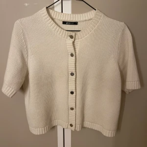 Kortärmad kofta - Vit kofta från Gina med silver knappar, använd fåtal ggr!💗