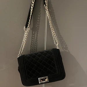 Svart axelväska  - Super söt liten väska som är i toppen skick! Vet inte märke. 