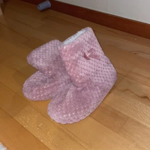 Rosa tofflor - Säljer dessa rosa tofflor som är försmå🎀