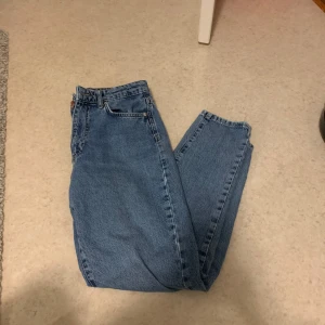 Momjeans - Högmidjade Momjeans från Gina tricot som jag säljer då de inte sitter fint på mig. De är ostretchiga men ändå mjuka. De var slitna vid bensluten och fickorna när jag köpte dem.