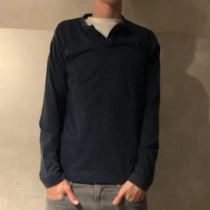 Batistini Tröja - Batistini Tröja - Pris: 99kr - Storlek: L - Bra skick använd fåtal gånger 8/10 - Hör av er vid mer information!