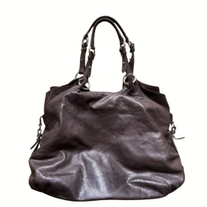 vintage läder väska  - Snygg läder väska från tosca blu. stor och får plats med mycke. 