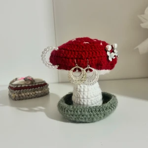 Söt smyckhållare - En supersöt smyckhållare 🍄🤍✨                          Den perfekta presenten/julklappen precis som den är eller med några smycken! Finns i olika storlekar och former efter önskemål.