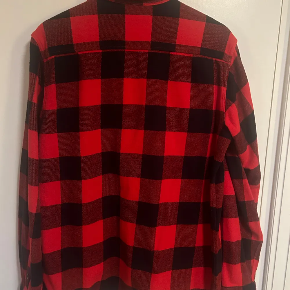 En jättesnygg flanell overshirt från dickies som är storlek M. Jättefin overshirt som hittades när jag rensade garderoben. Köpt på Carlings för ca 750kr. Använd fåtal gånger med bra vård. Möts i stockholm men fraktar även.. Jackor.