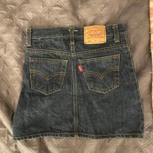 Levi’s jeans kjol - Jätte fin jeans kjol från Levi’s,bara använd några gånger och i jätte fint skick💓