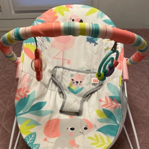 Babygungdräda  - Flamingo viber babygungdräda med lugnande viberation lekbåke 2 leksaker -3 punkts bältesätta från födelsen upp till 9 kilo  Maskintvättbar sittdyna.