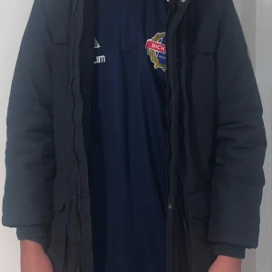 Jacka stl 146 - Jacka storlek 146 men känns större, vill sälja för att jag inte längre använder den för den har blivit för liten men den är bara använd några få gånger och den är för barn