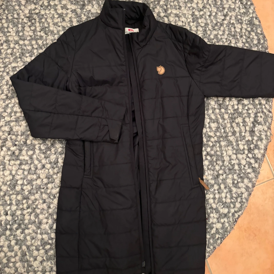 Svart lång Fjällräven jacka - 90