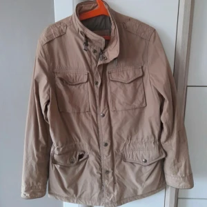 Jacka  - Säljer nu denna fieldjacka i bra skick!