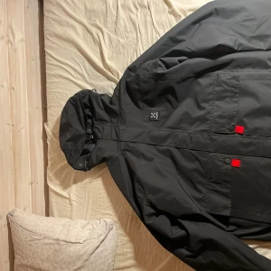 Haglöfs jacka herr M/L - Haglöfs herrjackor i storlek M men den passar nog även storlek L då den är lite större i storleken. Den är till Vår/höst tider. Den är vattentät och vindtät, så den är perfekt till regnigt och stormigt väder. Jackan är i helt nytt skick då jag bara h