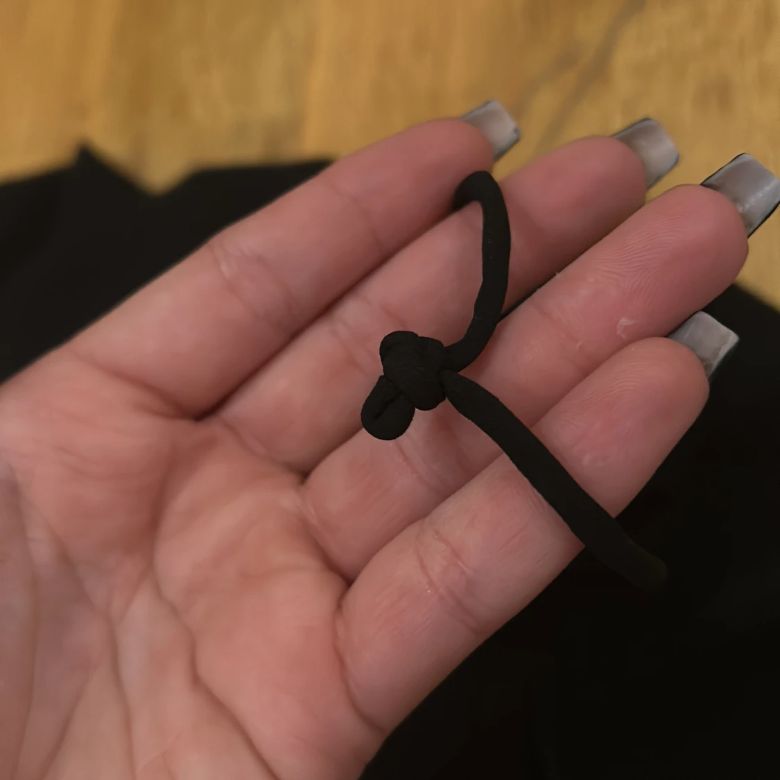 Svart ärmlös topp med volangdetalj från Gina Tricot - 92