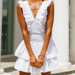 Hello Molly klänning - Oanvänd med prislapp kvar, superfin klänning från märket Hello Molly. Nypris 1300 + hög frakt. Passar perfekt till studenten. Knyten i ryggen, sök på Hello Molly Harper Dress för att se hur ryggen ser ut eller skriv för fler bilder!