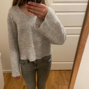 Stickad tröja - Fin stickad tröja från Gina Young🥰den är lite bredare i ärmarna,det är i gott skick❤️