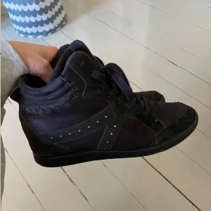 Svarta kilklackar/sneakers - Isabel marant liknande skor. Säljer då de var lite för stora för mig. Storlek 39 men upplevs mer som strl 40 ☺️💝