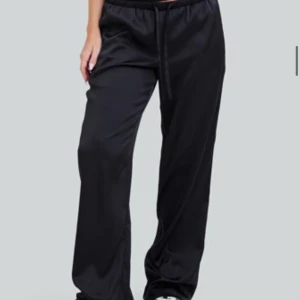 Satinbyxor - Lågmidjade satinbyxor från Bikbok med knyte i midjan som inte går att köpa längre. Köpte i somras för 499 men aldrig använda! Skicka meddelande för fler bilder!