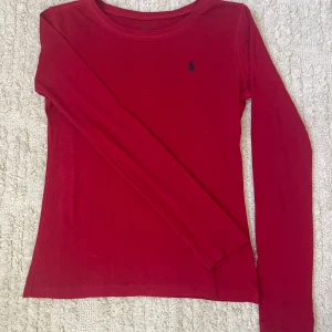  Ralph Lauren tröja - Nu säljs denna tröja från Ralph Lauren! Perfekt till julen! Tröjan är i mycket bra skick och är jätte skön. Tveka inte om frågor! Kontakta gärna mig innan.