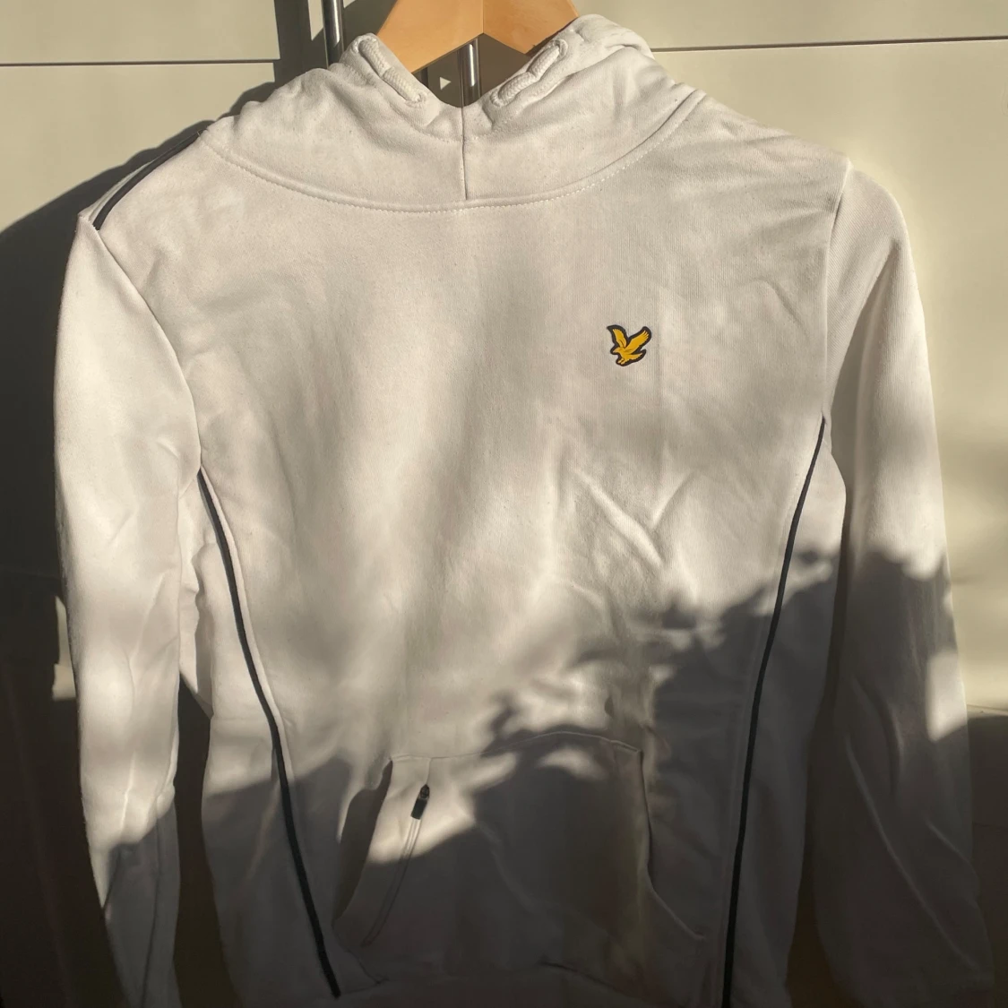 Vit hoodie från Lyle & Scott
